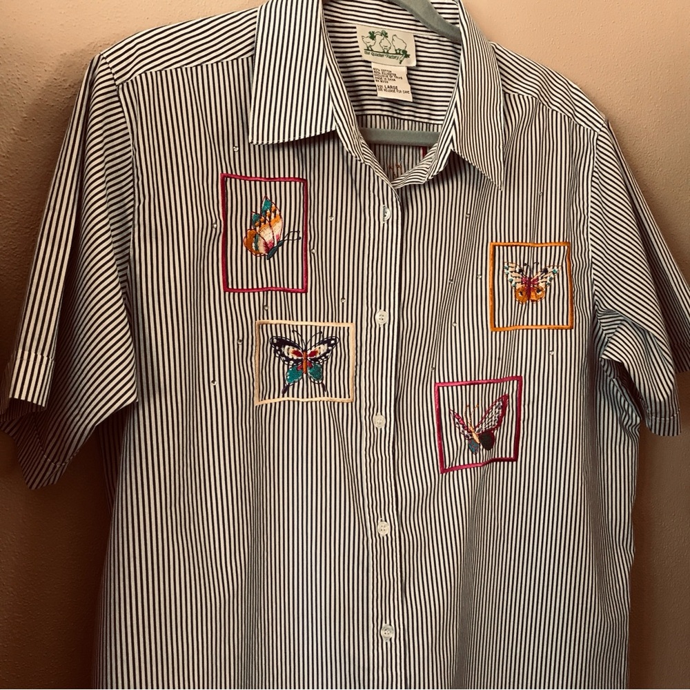 Quacker Factory Large embroidered butterfly shirt top with button covers
